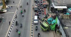 Terpengaruh Narkoba, Sopir Truk Beras Terjun ke Parit di Tambun Bekasi