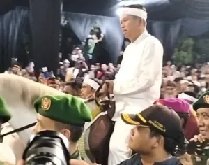 Dedi Mulyadi Pimpin Kirab Mahkota Binokasih di Bogor dengan Menunggang Kuda Putih 2 Dedi Mulyadi Pimpin Kirab Mahkota Binokasih di Bogor dengan Menunggang Kuda Putih