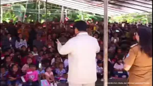 Prabowo Disambut Meriah di Miangas, Ajak Siswa Talaud menyanyikan lagu “Di Sini Senang" 3 Prabowo Disambut Meriah di Miangas, Ajak Siswa Talaud menyanyikan lagu “Di Sini Senang"