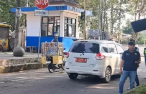 Mobil Dinas di Kota Serang Nekat Pakai Pelat Nomor Pribadi, Diduga Demi BBM Subsidi 6 Mobil Dinas di Kota Serang Nekat Pakai Pelat Nomor Pribadi, Diduga Demi BBM Subsidi