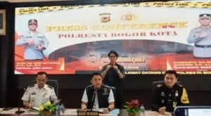 Polisi Bekuk WNA Pelaku Perampokan di Bogor 2 Polisi Bekuk WNA Pelaku Perampokan di Bogor