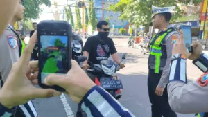 Satlantas Kota Reog Gunakan Kacamata Pintar untuk Pantau Pelanggaran
