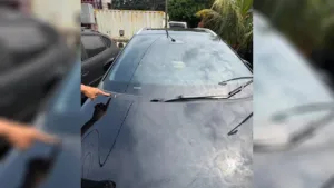 Emosi Usai Diklakson, Pengemudi Aniaya dan Rusak Mobil Korban