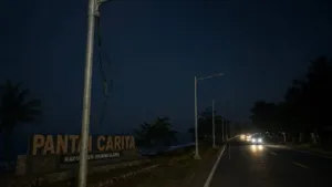 Lampu Jalan Baru Dua Pekan Dipasang, Kabel PJU Jalur Wisata Pantai Carita Dicuri, Kini Gelap Gulita