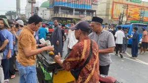Polsek Citeureup Bagikan 300 Nasi Bungkus dalam Program Jumat Berkah
