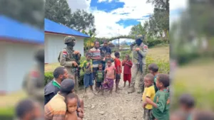Jalan Kaki Sapa Warga, Cara Humanis Satgas Damai Cartenz Ini Bikin Suasana Papua Lebih Aman