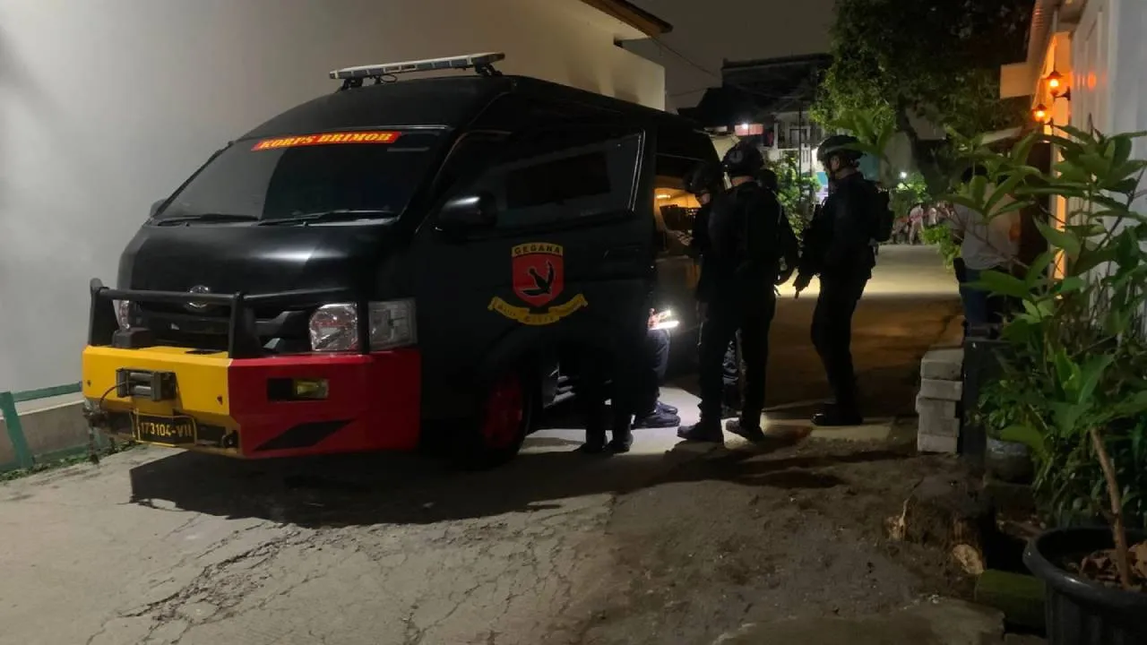 Bekasi Timur Gempar! Benda Mirip Granat Nanas Ditemukan di Tumpukan Sampah 1 Bekasi Timur Gempar! Benda Mirip Granat Nanas Ditemukan di Tumpukan Sampah
