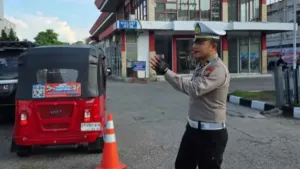Warga Pekanbaru Antre Beli BBM, Aparat Diterjunkan ke Lapangan