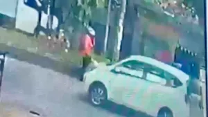 Viral Penyapu Jalan di Bekasi Ditabrak Motor Terpental ke Lubang Galian