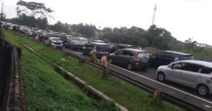 Arus Wisatawan Terus Naik Arah Puncak, Polisi Berlakukan Sistim Satu Arah