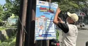 Tim Maung Asri Depok Bersihkan Spanduk di Jalan Transyogi