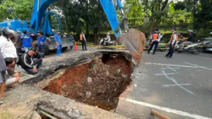 Viral Jalan Amblas di Lenteng Agung, Dinas SDA Mulai Penanganan Darurat 2 Viral Jalan Amblas di Lenteng Agung, Dinas SDA Mulai Penanganan Darurat
