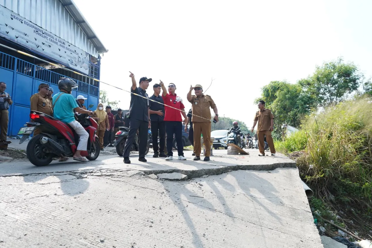 Jalan Rusak dan Banjir Belum Teratasi, Infrastruktur Bekasi Tersendat, Kinerja Bupati Lemah? 2 jalan rusak 2