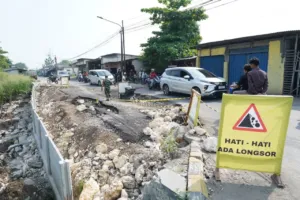 Jalan Rusak dan Banjir Belum Teratasi, Infrastruktur Bekasi Tersendat, Kinerja Bupati Lemah? 3 Jalan Rusak dan Banjir Belum Teratasi, Infrastruktur Bekasi Tersendat, Kinerja Bupati Lemah?