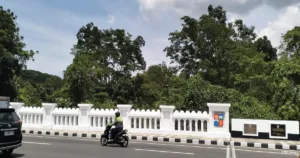 Baru Direvitalisasi Rp50 Miliar, Pagar Jembatan Otista Mulai Retak
