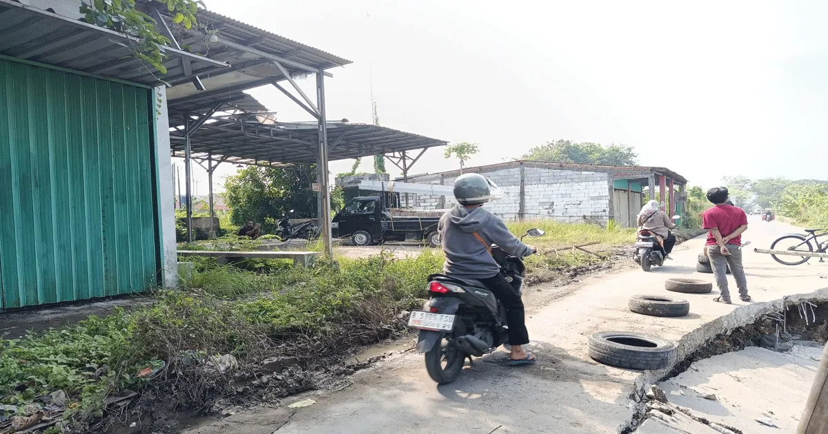 Jalan Ambles di Kali CBL Cibitung Bekasi Makin Parah, Akses Mobil Lumpuh Total 2 jln ambles