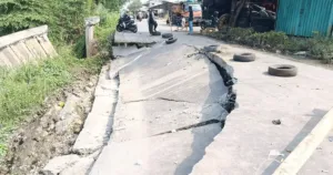 Jalan Ambles di Kali CBL Cibitung Bekasi Makin Parah, Akses Mobil Lumpuh Total 7 Jalan Ambles di Kali CBL Cibitung Bekasi Makin Parah, Akses Mobil Lumpuh Total