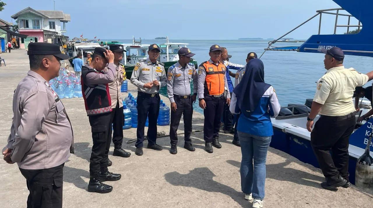 Wisatawan Membeludak, Polisi Perketat Pengamanan Dermaga Kepulauan Seribu 2 kapal pulau seribu 2