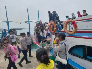 Wisatawan Membeludak, Polisi Perketat Pengamanan Dermaga Kepulauan Seribu