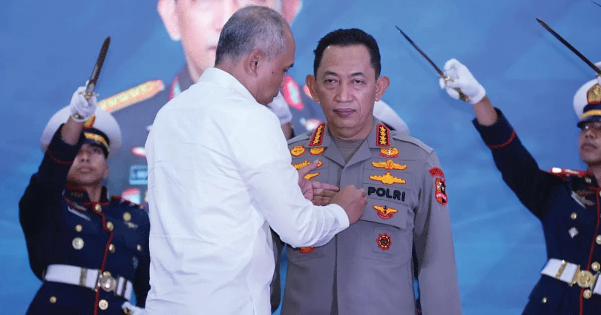 Terima Adhi Bhakti Senapati, Kapolri Ajak Perkuat Keamanan Siber Nasional 2 kapolri