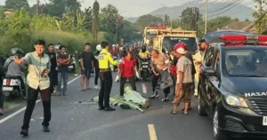 Tabrakan Maut di Jalur Serang-Pandeglang, Dua Pemotor Tewas Terlindas Truk Fuso 3 Tabrakan Maut di Jalur Serang-Pandeglang, Dua Pemotor Tewas Terlindas Truk Fuso