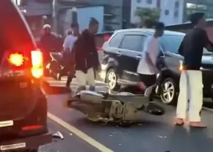 Pemotor Tergelincir di Jalur Puncak Bogor, Tabrak Minibus dan Alami Luka 2 Pemotor Tergelincir di Jalur Puncak Bogor, Tabrak Minibus dan Alami Luka