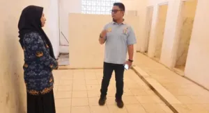 Kepala Dinas Kaget Temukan Toilet Bau dan Bangunan Tak Terawat di SDN Karangantu 4 Kepala Dinas Kaget Temukan Toilet Bau dan Bangunan Tak Terawat di SDN Karangantu