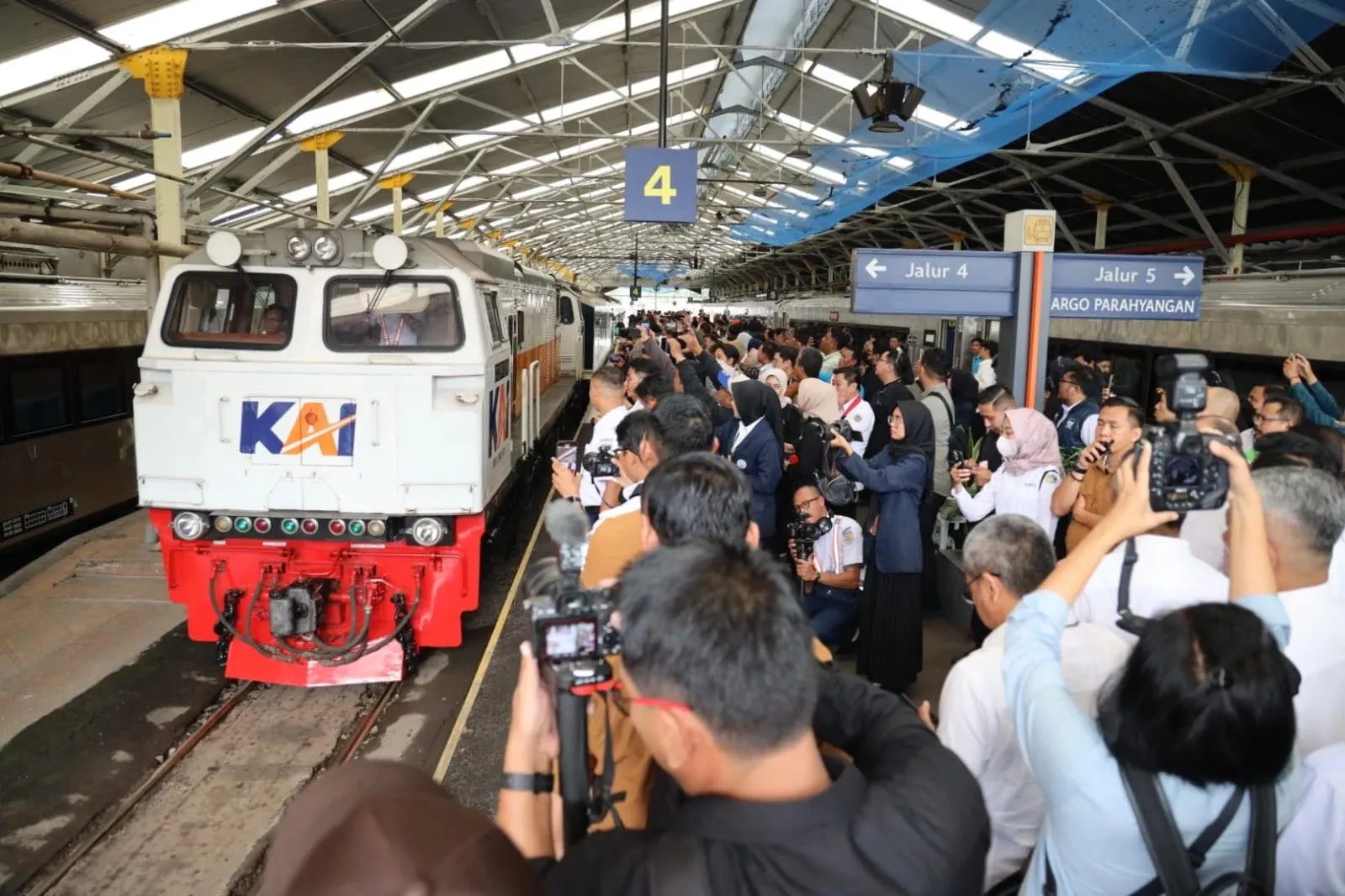 Libur Panjang, 35.711 Penumpang Kereta Tinggalkan Jakarta via Stasiun Pasar Senen dan Bekasi 1 Libur Panjang, 35.711 Penumpang Kereta Tinggalkan Jakarta via Stasiun Pasar Senen dan Bekasi