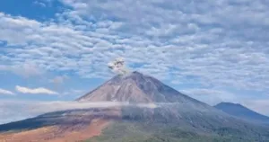 Gunung Dukono Erupsi Lontarkan Kolam Abu Capai 2.000 Meter 4 Gunung Dukono Erupsi Lontarkan Kolam Abu Capai 2.000 Meter