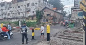 Perlintasan Maut Ampera Kini Dijaga Warga, Bisa Dapat Duit Rp50 Ribu per Jam 3 Perlintasan Maut Ampera Kini Dijaga Warga, Bisa Dapat Duit Rp50 Ribu per Jam