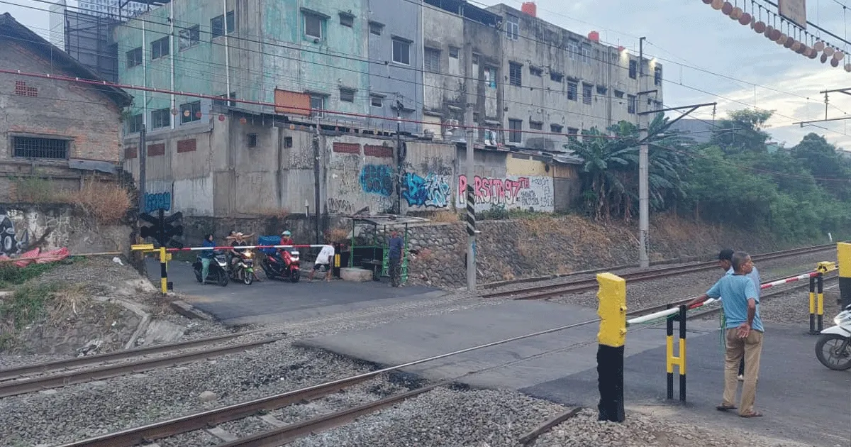 Perlintasan Maut Ampera Kini Dijaga Warga, Bisa Dapat Duit Rp50 Ribu per Jam 2 perlintasan1