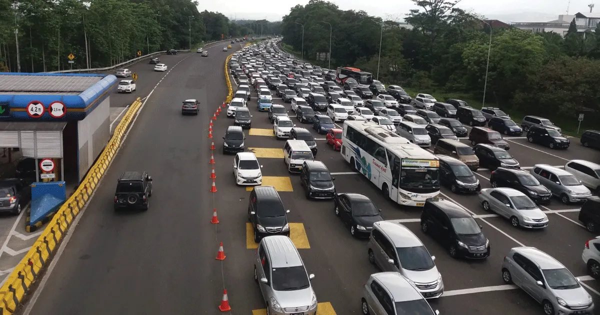 Arus Wisatawan Terus Naik Arah Puncak, Polisi Berlakukan Sistim Satu Arah 2 puncak macet