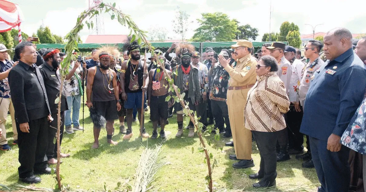 Patah Panah di Jayawijaya! Ribka Haluk Kawal Damai Konflik Suku Papua 2 rbka