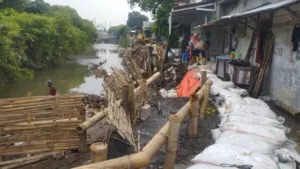 Tanggul Sungai Jebol, Sebagian Warga Semarang Terkena Dampaknya 6 Tanggul Sungai Jebol, Sebagian Warga Semarang Terkena Dampaknya