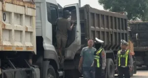 Truk Tambang Masih Nekat Melintas di Jam Larangan, Satlantas Polres Cilegon Lakukan Penindakan 5 Truk Tambang Masih Nekat Melintas di Jam Larangan, Satlantas Polres Cilegon Lakukan Penindakan