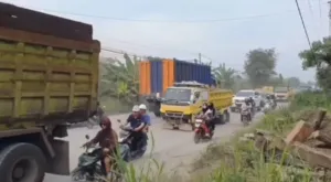 Warga Kabupaten Serang Tolak Penambahan Jam Operasional Truk Tambang Bojonegara–Puloampel, Ini Alasannya 9 Warga Kabupaten Serang Tolak Penambahan Jam Operasional Truk Tambang Bojonegara–Puloampel, Ini Alasannya