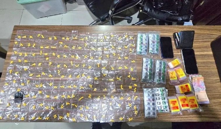 Polisi Bongkar Peredaran Ribuan Obat Keras Ilegal di Bekasi, Dua Pria Ditangkap 1 Polisi Bongkar Peredaran Ribuan Obat Keras Ilegal di Bekasi, Dua Pria Ditangkap