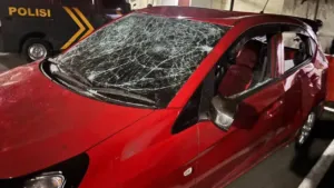 Panik Kepergok Mesum, Pengemudi Honda Brio Nyaris Tewas Diamuk Warga di Bekasi