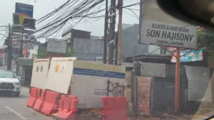8 Galian PAM Jaya Bikin Condet Lumpuh, Empat Proyek Tanpa Papan Informasi Tuai Sorotan 9 8 Galian PAM Jaya Bikin Condet Lumpuh, Empat Proyek Tanpa Papan Informasi Tuai Sorotan