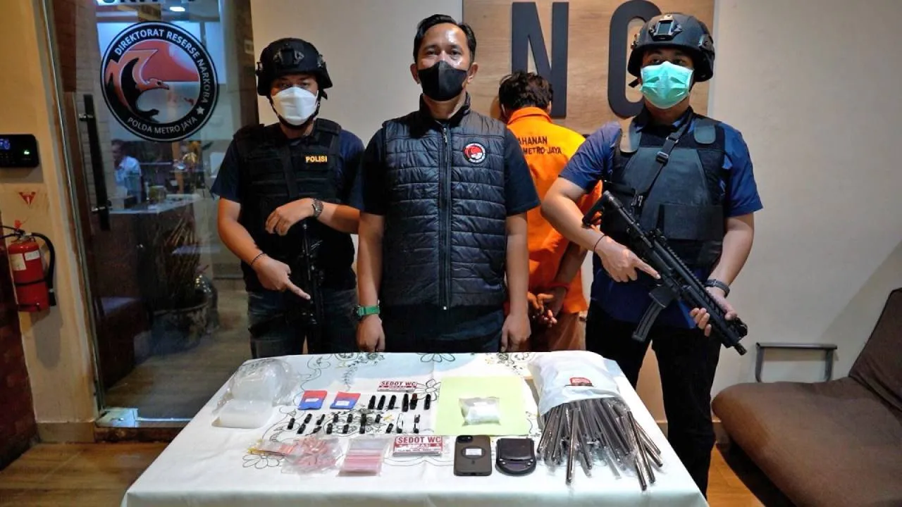 Awas Tertipu! Stiker Sedot WC di Tiang Jalan Diduga Jadi Penanda Peredaran Narkoba 1 Awas Tertipu! Stiker Sedot WC di Tiang Jalan Diduga Jadi Penanda Peredaran Narkoba