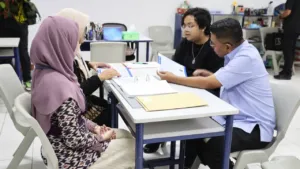 Dampingi Anak Ambil Rapor, Andra Soni Tekankan Pentingnya Kehadiran Ayah dalam Pendidikan