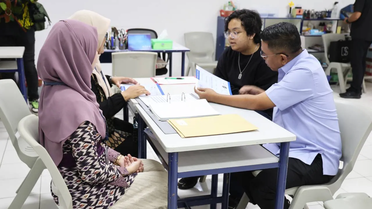 Dampingi Anak Ambil Rapor, Andra Soni Tekankan Pentingnya Kehadiran Ayah dalam Pendidikan 1 Dampingi Anak Ambil Rapor, Andra Soni Tekankan Pentingnya Kehadiran Ayah dalam Pendidikan