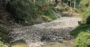 Aliran Sungai Cibanten Tertutup Sampah, Ancaman Banjir Kembali Mengintai Warga Unyur