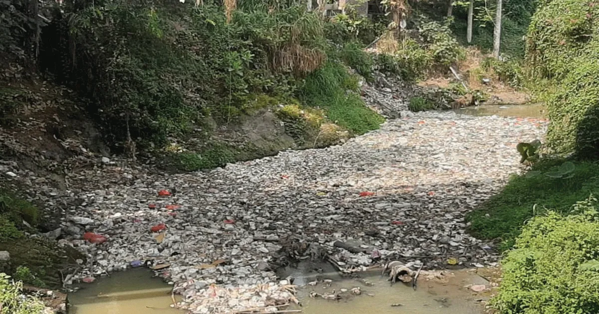 Aliran Sungai Cibanten Tertutup Sampah, Ancaman Banjir Kembali Mengintai Warga Unyur 1 Aliran Sungai Cibanten Tertutup Sampah, Ancaman Banjir Kembali Mengintai Warga Unyur
