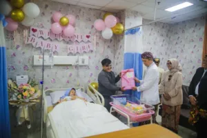Momen Spesial Hari Jadi Bogor ke-544, Bayi Perempuan Ini Dapat Akta dan KIA Langsung dari Wali Kota 5 Momen Spesial Hari Jadi Bogor ke-544, Bayi Perempuan Ini Dapat Akta dan KIA Langsung dari Wali Kota
