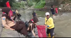 Cegah Banjir, Tim Gabungan Bersihkan 9 Ton Sampah yang Menumpuk di Sungai Cibanten