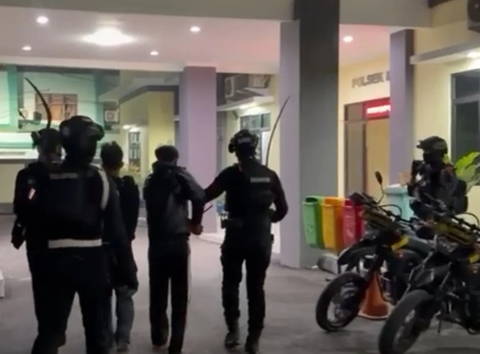 Brimob Gagalkan Tawuran di Babelan Bekasi, Senjata Tajam Disita dari Sekelompok Remaja 1 Brimob Gagalkan Tawuran di Babelan Bekasi, Senjata Tajam Disita dari Sekelompok Remaja