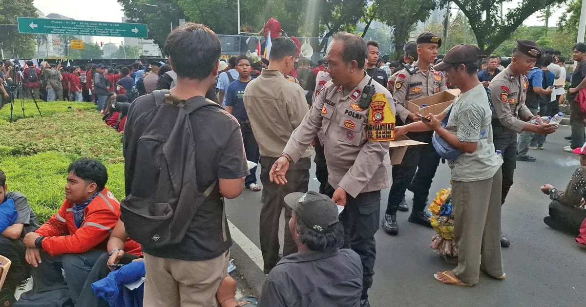 Tak Ada yang Menyangka, Polisi Mendekati Demo Mahasiswa di Jakarta Lalu Melakukan Ini 1 Tak Ada yang Menyangka, Polisi Mendekati Demo Mahasiswa di Jakarta Lalu Melakukan Ini