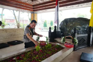 Usai Ziarah ke Makam Gus Dur, Kapolri Lanjutkan Ziarah ke Makam Bung Karno di Blitar