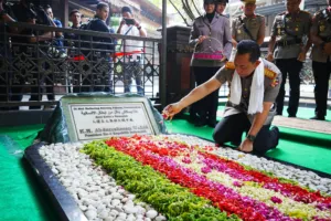Jelang Hari Bhayangkara ke-80, Kapolri Ziarah ke Makam Gus Dur di Jombang